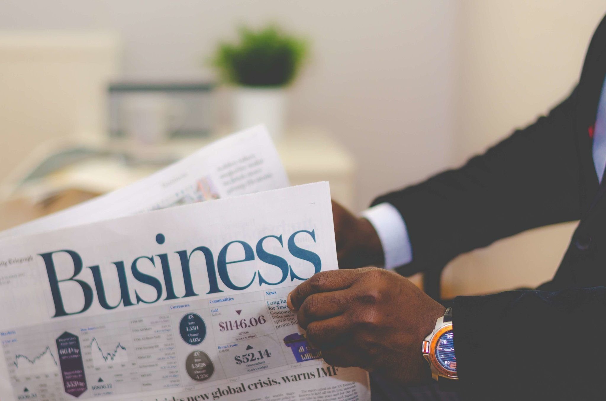 Zeitungsseiten mit Finanz- und Wirtschaftsnachrichten